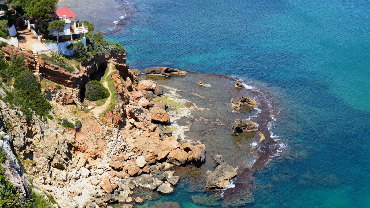 Cala de Les Rotes y mar azul, D&eacute;nia